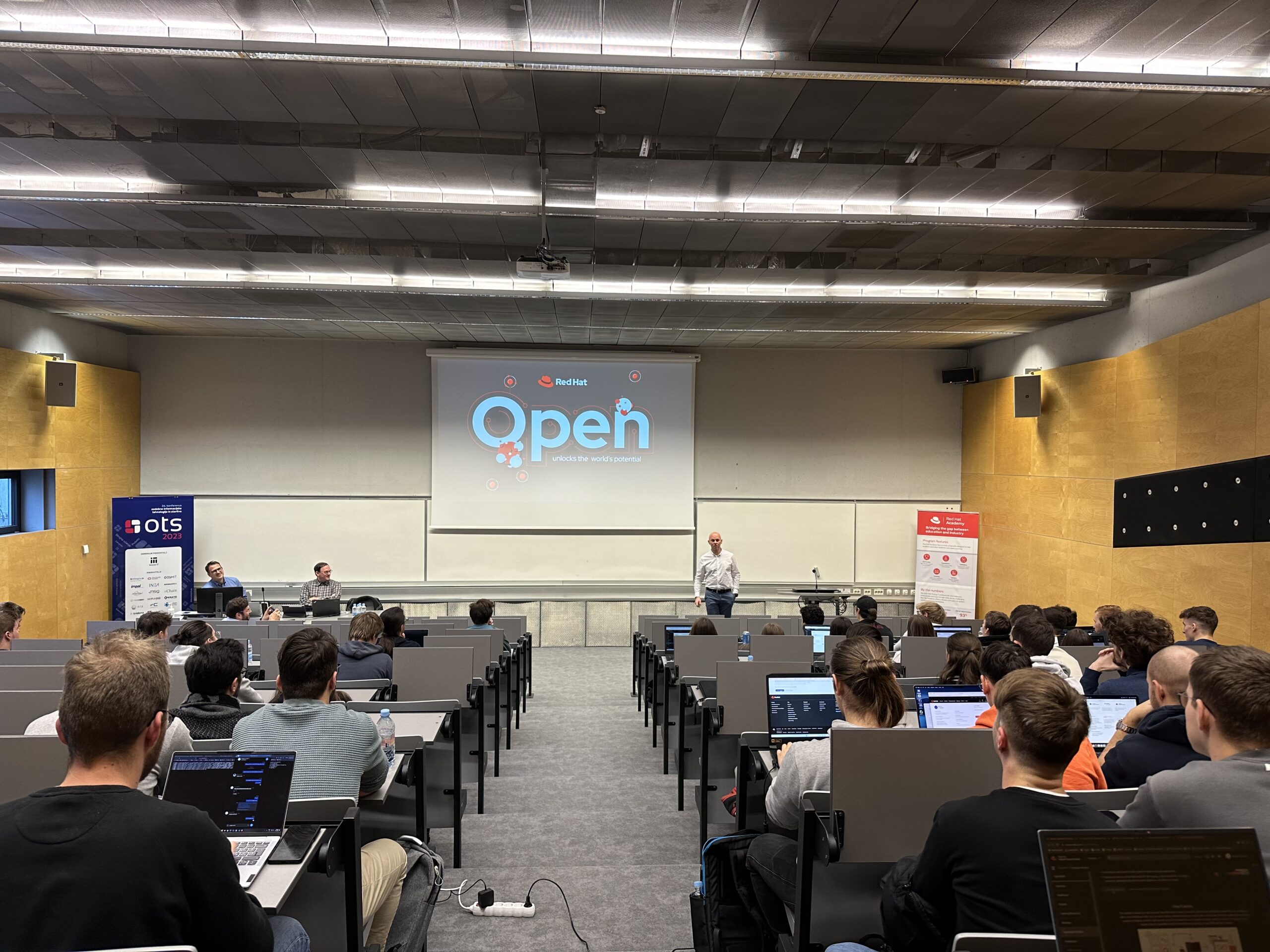 Vabljeno predavanje: Uporaba odprtokodnih rešitev RedHat na praktičnih primerih